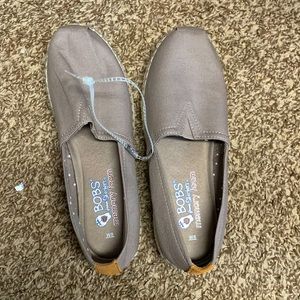 Size 8, grey BOBS